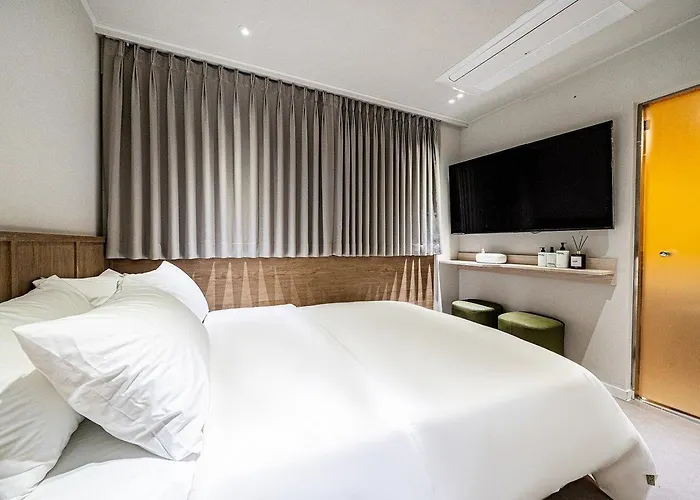 Sinchon Apl Hotel *