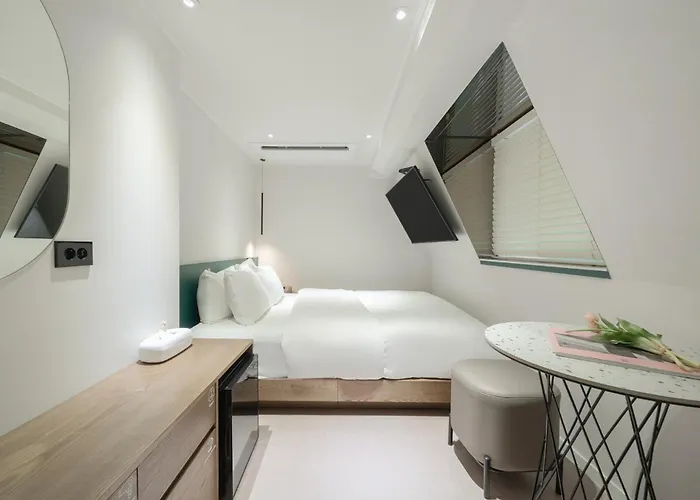 Sinchon Apl Hotel *